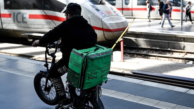 Die Kuriere sind je nach Größe der Sendung und Entfernung entweder mit dem Fahrrad oder dem Auto unterwegs.
