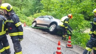 Das Auto blieb im Gebüsch knapp vor dem Fluss hängen.