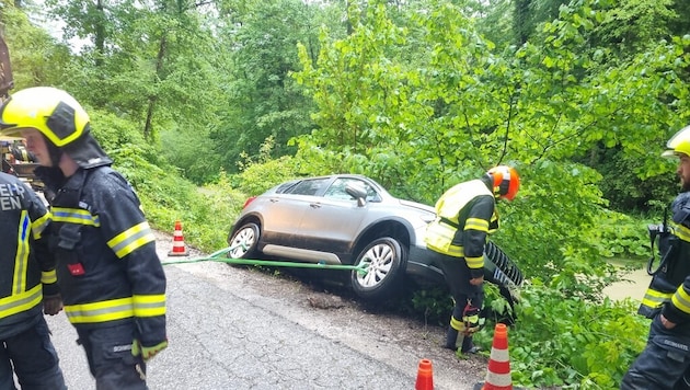 Das Auto blieb im Gebüsch knapp vor dem Fluss hängen.