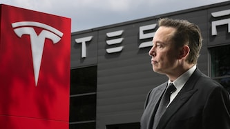 Der Tech-Milliardär Elon Musk sieht Teslas Zukunft in selbstfahrenden Robotaxis und humanoiden ...
