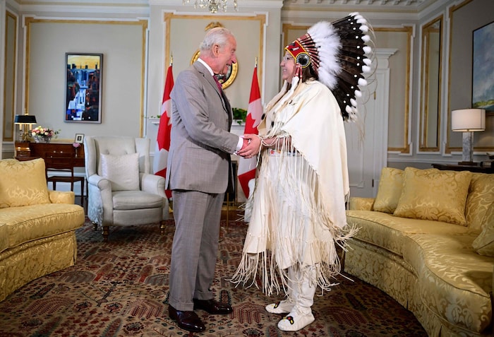 König Charles III. bei einem bedeutsamen Treffen in Kanada: In der Rideau Hall in Ottawa empfängt er Cindy Woodhouse, die nationale Häuptling der Assembly of First Nations