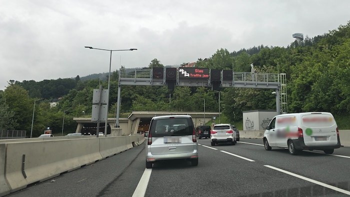 Vor dem Bergiseltunnel.