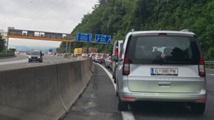 Der Stau reichte weit zurück. Das Bild hier zeigt die A12 kurz vor der Abzweigung zur A13. (Bild: Rauth Hubert)