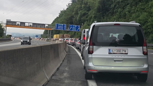 Der Stau reichte weit zurück. Das Bild hier zeigt die A12 kurz vor der Abzweigung zur A13.