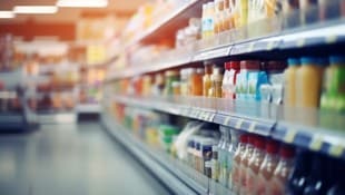 Der 44-Jährige soll mehrere Parfümflaschen in einem Drogeriemarkt gestohlen haben (Symbolbild).