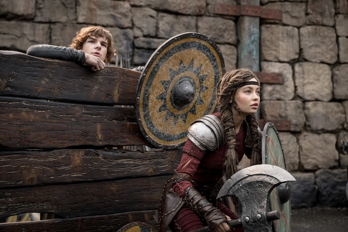 Hicks und Astrid zusammen in der Arena auf der Insel Berk.