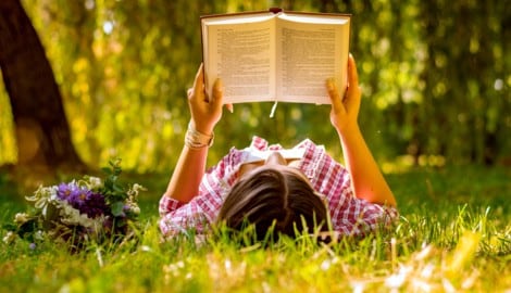 Lesen im Sommer ist so reizvoll, weil sich das Leben nach draußen verlagert: Helles Tageslicht, frische Luft und angenehme Temperaturen schaffen ideale Bedingungen für entspannte Lesestunden im Freien. (Bild: zeljkomatic76 - stock.adobe.com)