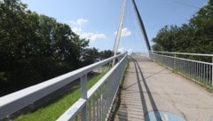Hier an der Fußgängerbrücke Pernerstorfer Steg kam es zu der furchtbaren Attacke.