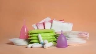 In einigen Schulen und Universitäten in Österreich werden Periodenprodukte jetzt gratis zur ...
