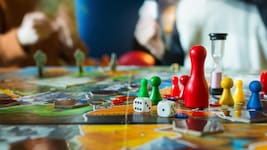 In unserem Artikel stellen wir Spiele vor, die generationsübergreifend funktionieren, in jede Strandtasche passen und die sich sowohl für kleine als auch größere Gruppen eignen. (Bild: oleg_ermak - stock.adobe.com)