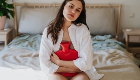 Nach wie vor haben Mädchen und Frauen nicht automatisch Zugang zu Binden, Tampons und Co. Warum, was es braucht und was die „Tampon-Steuer“ brachte, haben wir uns angeschaut. (Bild: Halfpoint - stock.adobe.com)