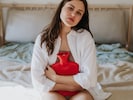 Nach wie vor haben Mädchen und Frauen nicht automatisch Zugang zu Binden, Tampons und Co. Warum, was es braucht und was die „Tampon-Steuer“ brachte, haben wir uns angeschaut. (Bild: Halfpoint - stock.adobe.com)