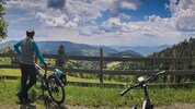Immer wieder findet man als Radfahrer lohnende Plätze, die einen herrlichen Ausblick aufs Grazer ...