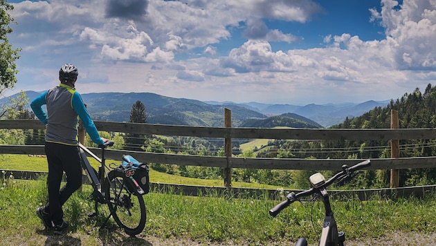 Immer wieder findet man als Radfahrer lohnende Plätze, die einen herrlichen Ausblick aufs Grazer Bergland geben.