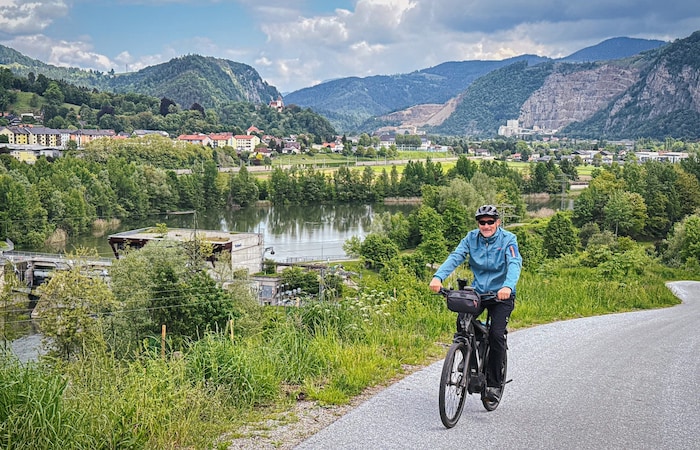 Von Peggau geht es gleich bergauf ins Grazer Bergland – mit E-Bike kein Problem. 