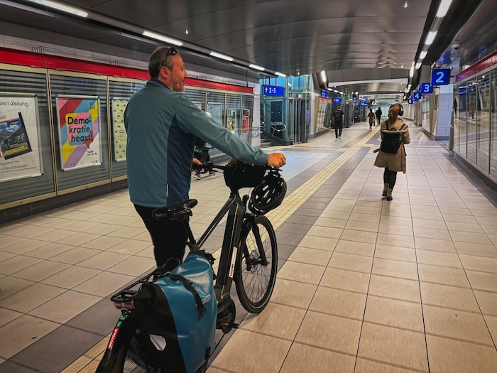 Mit dem Fahrrad geht es zur S-Bahn – jede Garnitur bietet Platz für mehrere Räder. 