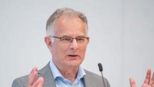 Finanzminister Markus Marterbauer (SPÖ) bei der Pressekonferenz am Dienstag.