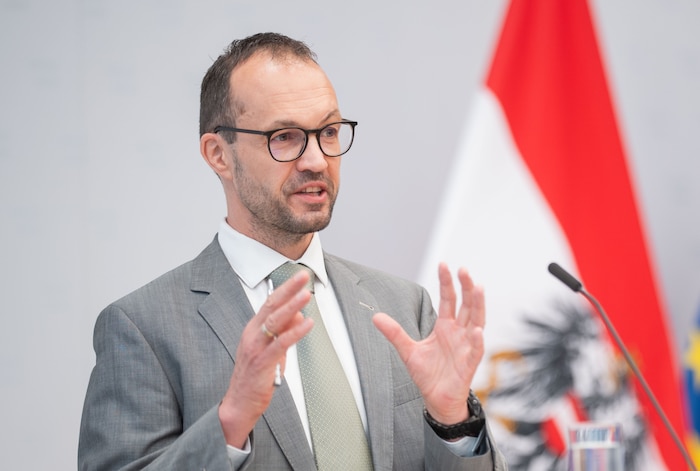 Vorstand des Amts für Betrugsbekämpfung Christian Ackerler erzählt aus der Praxis.