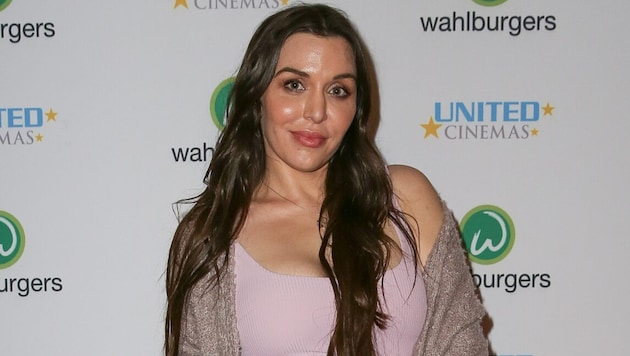 Die australische Schauspielerin Clare McCann sammelt Spenden, um ihren verstorbenen 13-jährigen Sohn kryokonservieren zu lassen. Ihr Sohn Atreyu nahm sich nach Mobbing das Leben. 