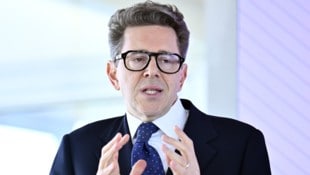 Wirtschaftskammer-Präsident Harald Mahrer bleibt trotz heftiger Kritik aus den eigenen Reihen an ...