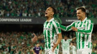Für Betis mittendrin: Brasilo-Star Antony (li.). (Bild: EPA/JULIO MUNOZ)