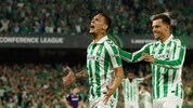Für Betis mittendrin: Brasilo-Star Antony (li.).