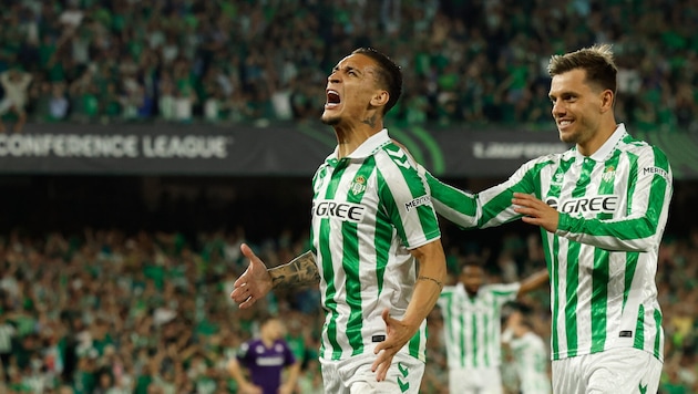 Für Betis mittendrin: Brasilo-Star Antony (li.).