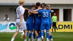 Grödig (in blau) will gegen Seekirchen selbst jubeln, anstatt nur zuzusehen.