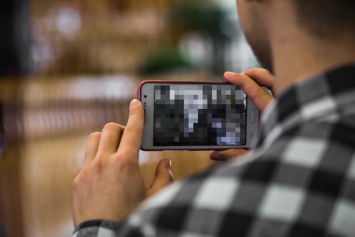 Das Gewalt-Handyvideo (Symbolbild) zeigte der Verdächtige stolz Freunden.