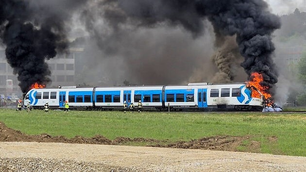 An beiden Enden brannte die S-Bahn-Garnitur.