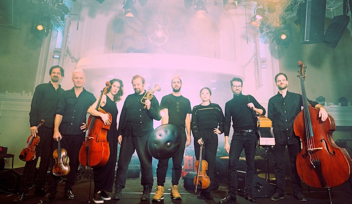 Volksmusikalische Traditionen treffen auf Jazz, filigranes Musizieren auf mitreißende Improvisationen, wenn Alpen & Glühen mit dem Chor Ad Libitum im Atrium Bad Schallerbach, Europasaal, aufspielen. Datum: Samstag, 31. Mai, 19 Uhr Infolink: www.musiksommer- badschallerbach.at