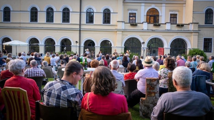 Der Absolventenverband der Fachschule Bergheim in Feldkirchen an der Donau lädt zur Freiluftveranstaltung mit beschwingter Unterhaltungsmusik durch Die Dorfheiligen und mit Verpflegung im Ambiente des Schlossparkes. Datum: Mittwoch, 28. Mai, 19.30 Uhr Infolink: www.lwbfs-bergheim.ac.at