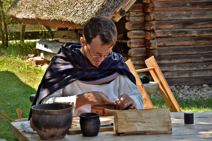 Ein kreativer Familientag rund um Ton, Kunst und keltisches Erbe steht im Keltendorf Mitterkirchen bevor. Besucher haben die Möglichkeit, Gefäße und Figuren selbst zu formen. Datum: Sonntag, 1. Juni, 11 bis 16 Uhr Infolink: www.keltendorf- mitterkirchen.at