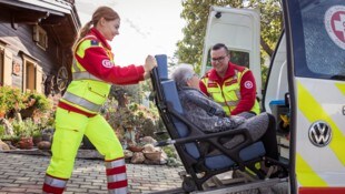 Darf die Oma weiter gratis zur Dialyse (Symbolbild)? Für Beförderungen im Gesundheitsbereich ...