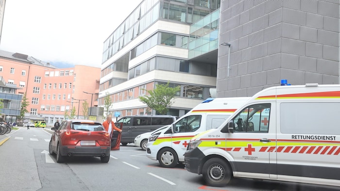 Rettungsfahrzeuge im Innsbrucker Klinikgelände – angesichts leerer Kassen gelten mehr ...