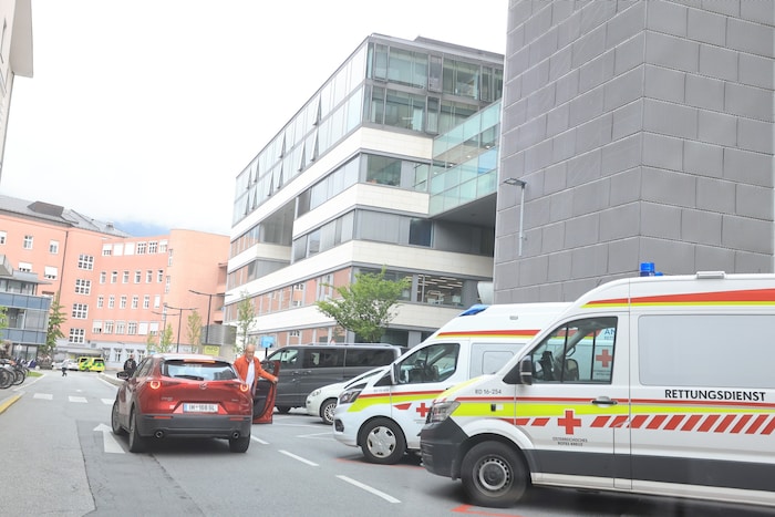 Rettungsfahrzeuge im Innsbrucker Klinikgelände – angesichts leerer Kassen gelten mehr Selbstbehalte.