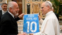 Napoli-Boss Aurelio De Laurentiis überreichte Papst Leo XIV. ein Trikot mit allen Unterschriften ...