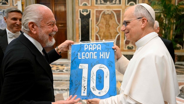 Napoli-Boss Aurelio De Laurentiis überreichte Papst Leo XIV. ein Trikot mit allen Unterschriften der Mannschaft.