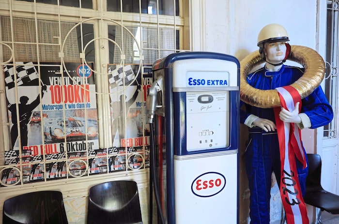 Eigene Tankstelle und viele Exponate des Motorsports.