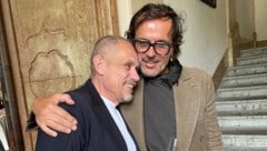 Gery Keszler (li.) suchte bei seinem guten Freund Andreas Kronthalter Halt nach einer ...