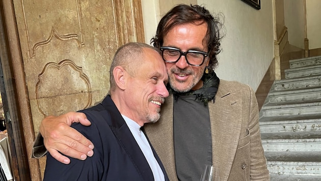 Gery Keszler (li.) suchte bei seinem guten Freund Andreas Kronthalter Halt nach einer emotionalen Rede.