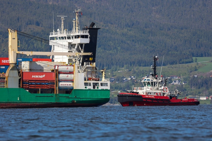 Das Schiff wird in den Hafen gebracht.