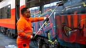 Das Entfernen von Graffitis an Zügen ist ein Muss.