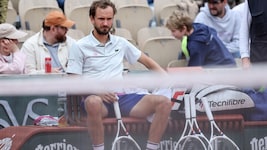 Daniil Medwedew muss bereits seine Koffer packen. (Bild: EPA/YOAN VALAT)