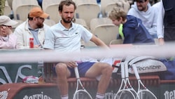Daniil Medwedew muss bereits seine Koffer packen. (Bild: EPA/YOAN VALAT)
