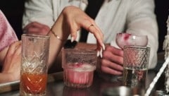 Eine 35-Jährige warf ihrem Mitarbeiter und Freund ein Longdrink-Glas an die Stirn.