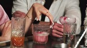 Eine 35-Jährige warf ihrem Mitarbeiter und Freund ein Longdrink-Glas an die Stirn.