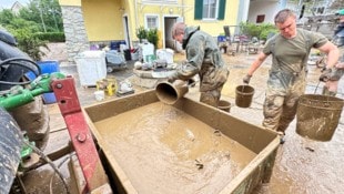 Tatkräftig halfen Bundesheer und Feuerwehren im Notfall.  (Bild: Christian Schulter)
