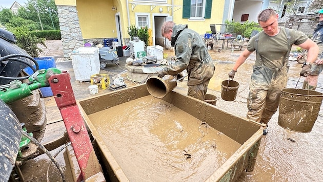 Tatkräftig halfen Bundesheer und Feuerwehren im Notfall. 