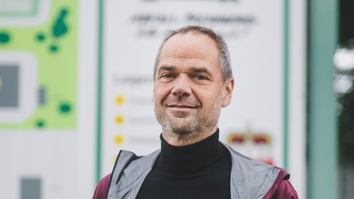 Hannes Macho weiß aus Erfahrung, wie gefährlich falsch entsorgte Akkus im Restmüll sind.